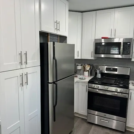 Spacious 1 Bdrm Studio Montrose